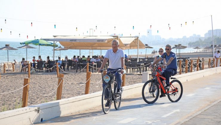 Başkan Tarhan’dan aile plajında bisikletli denetim