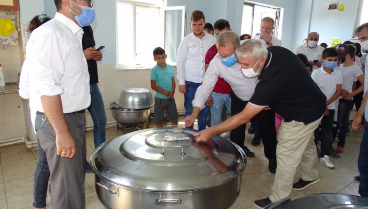 Başkanlar ve milletvekili aşure kazanının kapağını parayla kaldırdı