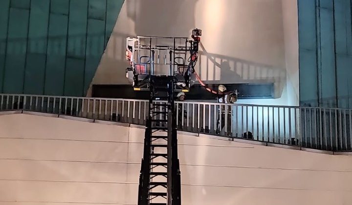 Bayrampaşa’da alışveriş merkezinin en üst katında çıkan yangın paniğe sebep oldu