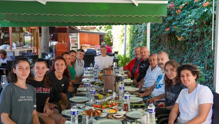 Bilecik Belediyesi Spor ve Gençlik Kulübü Kadın Voleybol Takımı bir araya geldi