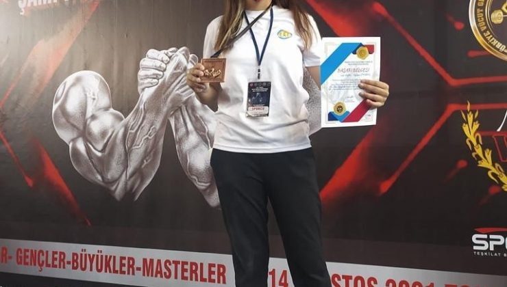 Bilek güreşçisi Selin milli takıma seçildi