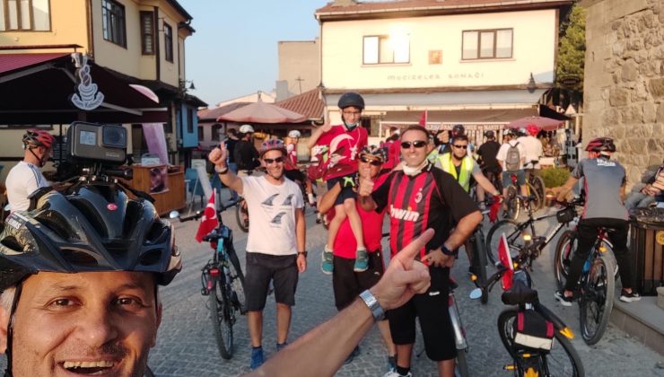 Bisiklet tutkunları 30 Ağustos Zafer Bayramı’nı pedal çevirerek kutladı