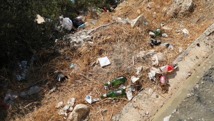 Bodrum’u elleriyle temizliyorlar: 1 ton çöp topladılar