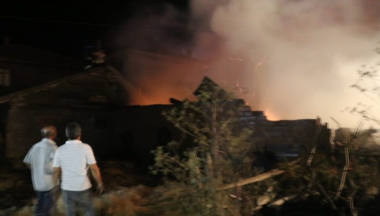Bolu’da ahır ve samanlık yangında kül oldu