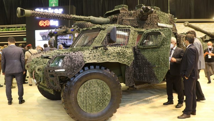 Bu zırhlı araç hem düz hem de yan yan gidiyor