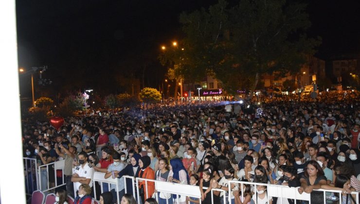 Burcu Güneş iki yıl aradan sonra ilk konserini Burdur’da verdi