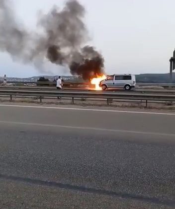Bursa otobanda minibüs alevlere teslim oldu