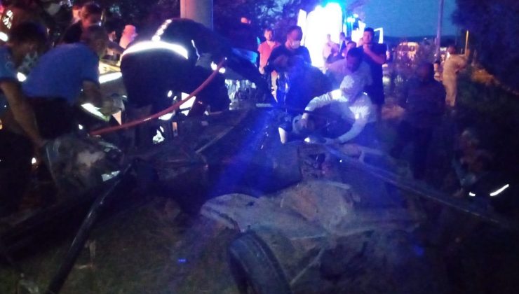 Bursa’da direğe çarpan araç parçalandı: 1 ölü