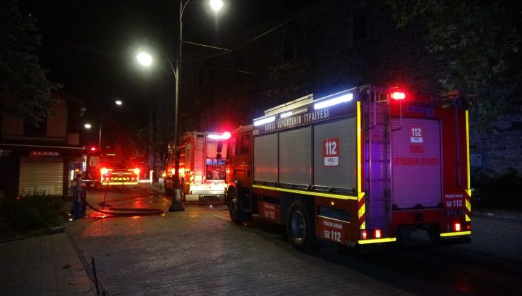 Bursa’da gece saatlerinde korkutan yangın: 1 itfaiye eri yaralandı