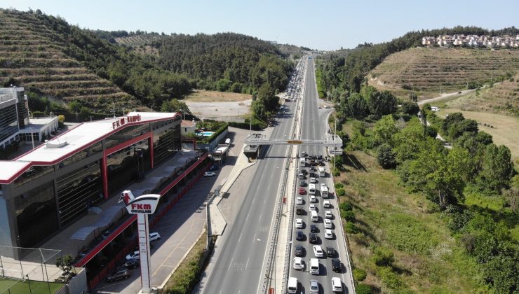 Bursa’da ana yolu trafiğe kapatıp tellere bakım yaptılar