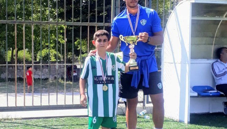 Bursalı gençlerden 2 kupa