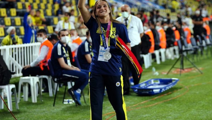 Buse Naz Çakıroğlu Kadıköy’de