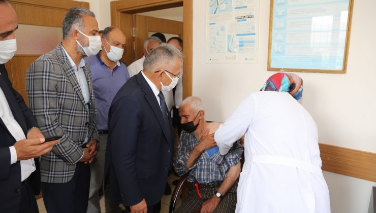 Büyükkılıç, aşı olmak istemeyen vatandaşı ikna etti