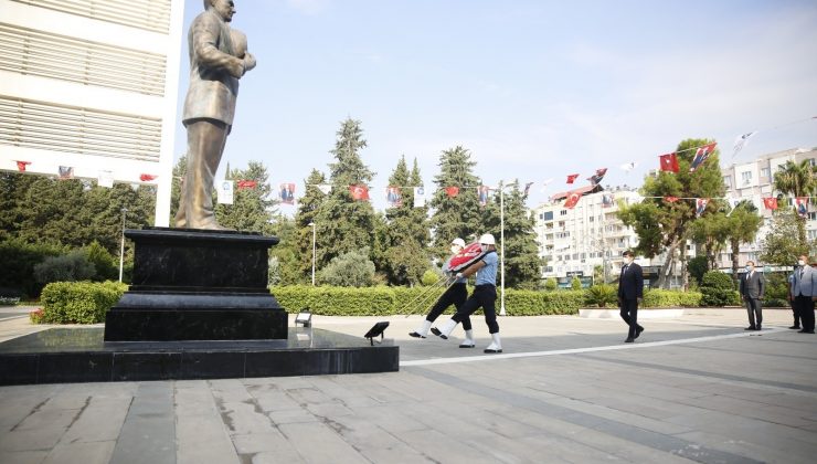 Büyükşehir Belediyesi önünde çelenk koyma töreni
