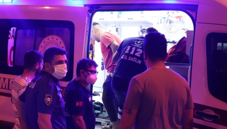 Caddedeki kazada park halindeki 8 araç zarar gördü, çıkan kavgada 3 kişi bıçakla yaralandı