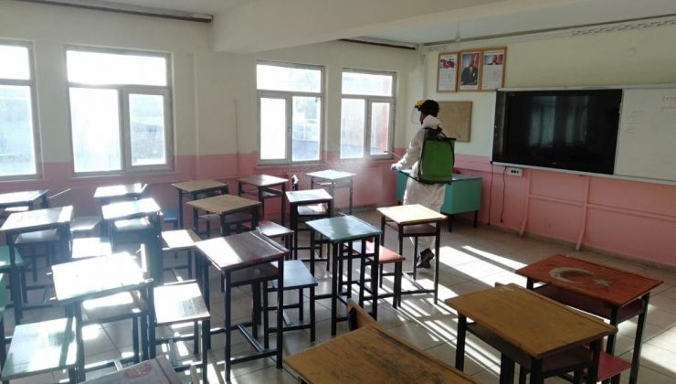 Çaldıran Belediyesi okulları dezenfekte ediyor