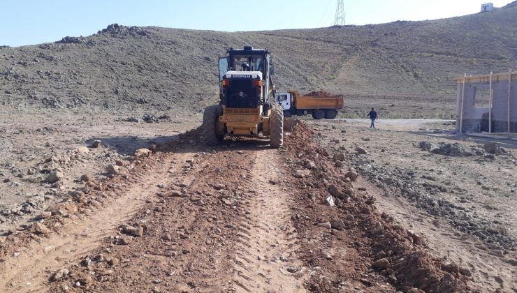 Çaldıran Belediyesi stabilize yol çalışmalarını aralıksız sürdürüyor