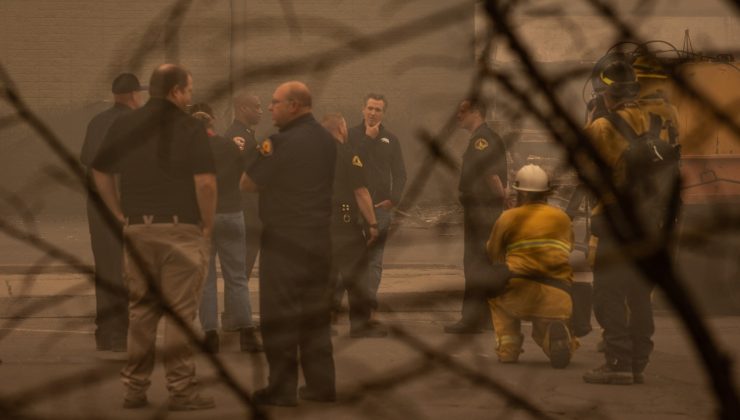 California tarihinin en büyük 3. yangını devam ediyor: 8 kişi kayıp