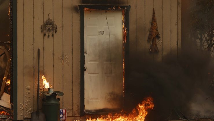 California’nın en büyük ikinci yangını 705 bin dönümlük alanı küle çevirdi