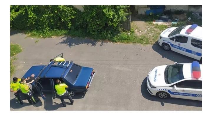 Çalıntı araçla kaçmaya çalışan şüpheliyi polis yakaladı