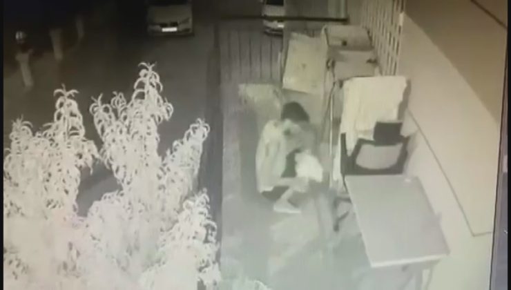 Çamaşır telinde asılı olan tişörtleri çaldı