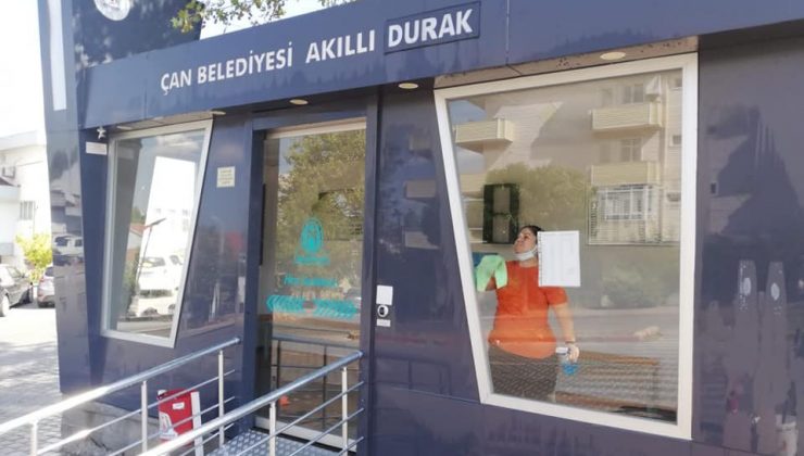 Çan’da akıllı duraklar dezenfekte edildi