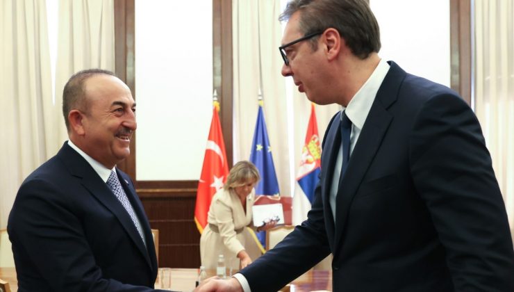 Çavuşoğlu, Sırbistan Devlet Başkanı Vuçiç’e imzalı Anadolu Efes forması hediye etti