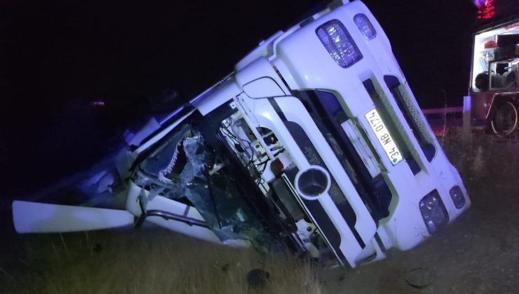 Çekici şarampole devrildi: 1 ölü