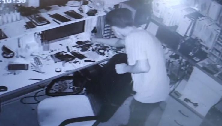 Çekmecede telefonları gören hırsız hangisini çalacağına karar vermede zorlandı