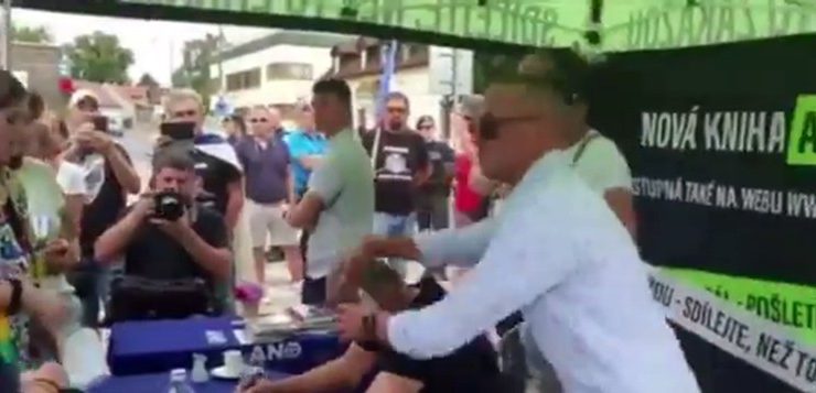 Çekya Başbakanı Babis’e yumurtalı saldırı