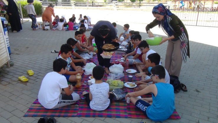 Çocuklar ağızlarında yumurta taşıdı, halat çekme yarışı yaptı