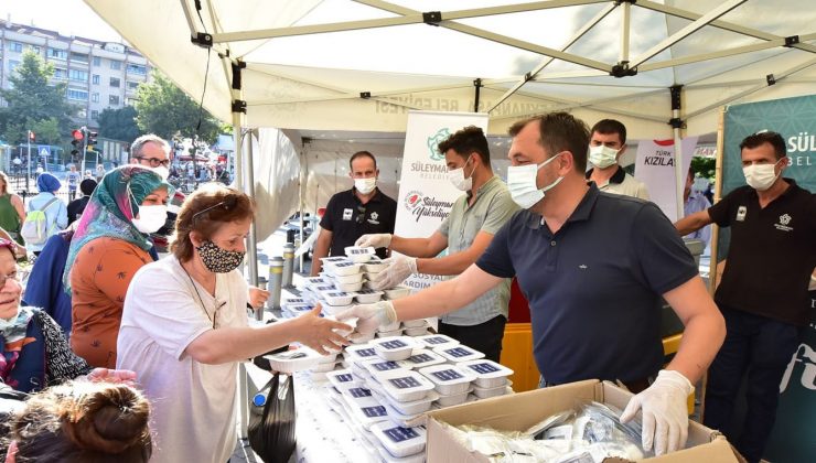 Cuma namazı çıkışında aşure ikramı gerçekleştirildi