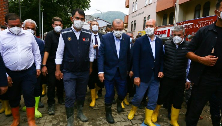 Cumhurbaşkanı Erdoğan, sel bölgesinde incelemelerde bulundu