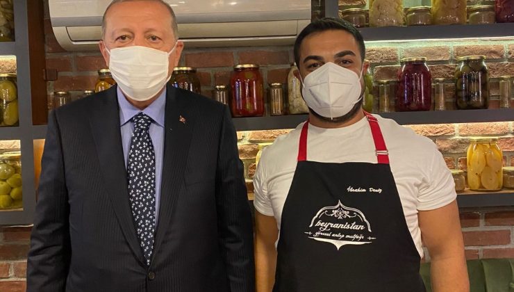 Cumhurbaşkanı Erdoğan, söz verdiği esnafa uğrayarak çay içti