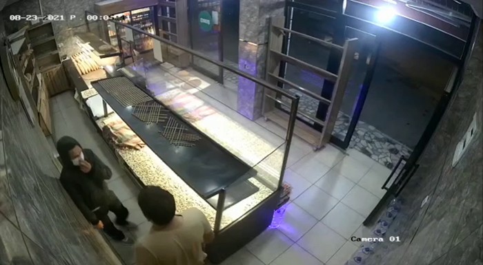 Dakikalarca kasaya ulaşmaya çalışan hırsız iş yeri sahibine yakalandı