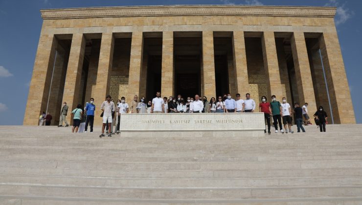 Darıca gençler başkanları ile Anıtkabir’e yürüdü