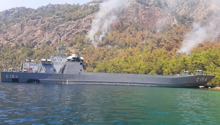 Deniz Kuvvetleri yangına müdahale ediyor