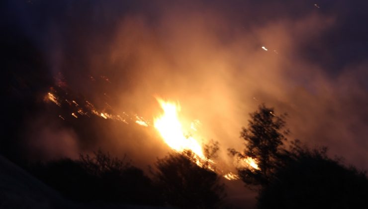 Denizli’de yerleşim yerine yaklaşan yangın devam ediyor