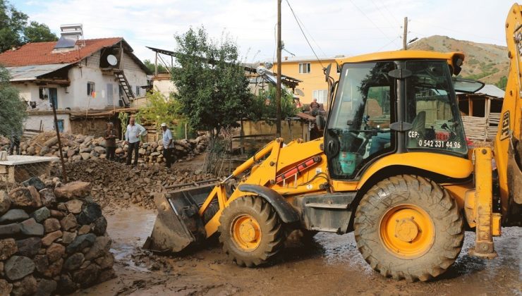Dere taşınca sel yaşandı, o anlar kamerada