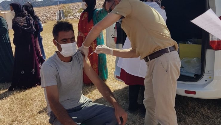 Derebucak’ta mevsimlik tarım işçileri çadırlarında aşılandı