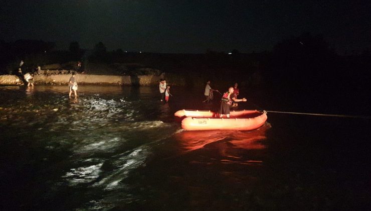 Dicle Nehri kenarında mahsur kalan 9 vatandaşı JASAK kurtardı