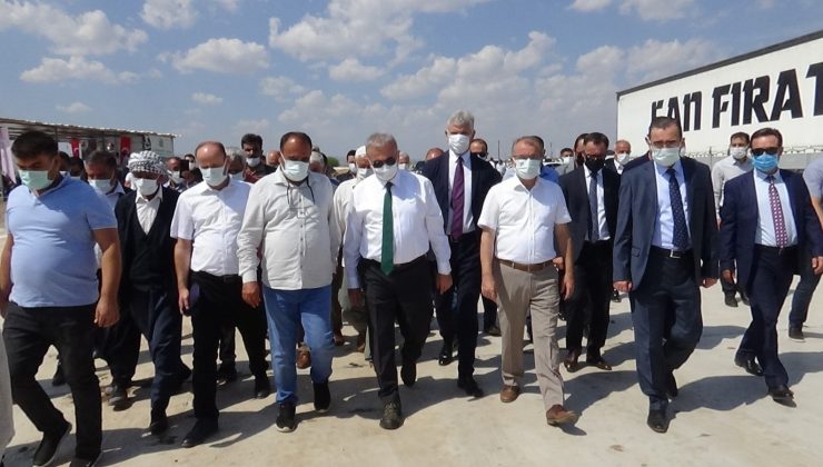 Diyarbakır Valisi Karaloğlu, tarlada kurutulmuş domatesleri inceledi