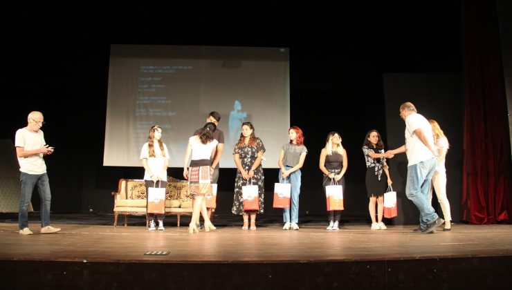 Döşemealtı gönüllü tiyatro ekibine mansiyon ödülü