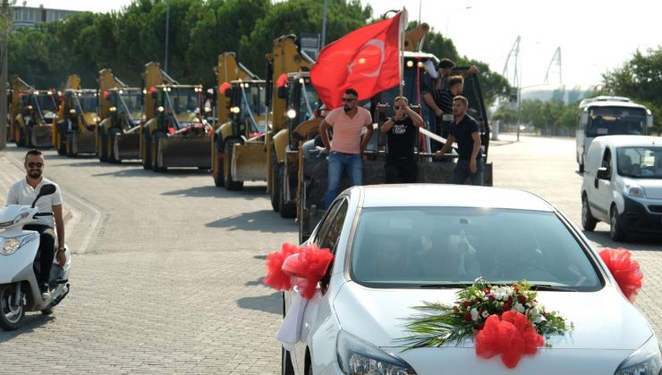 Düğün konvoyunu gören dönüp bir daha baktı