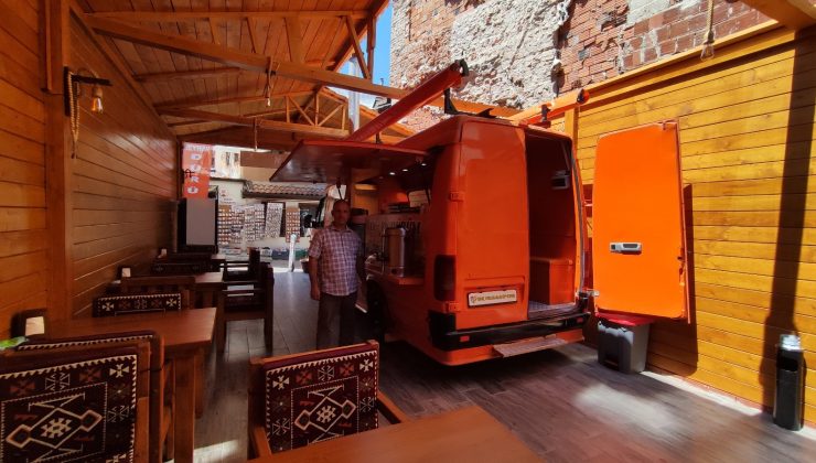 Dükkâna minibüsle girdi