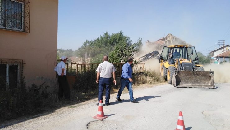 Dumlupınar’da metruk binalar yıkılıyor