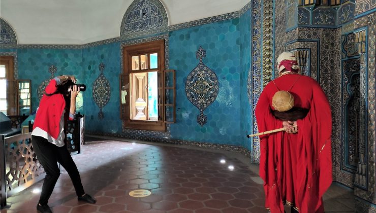 Dünyaca ünlü resimleri canlandırıp fotoğraflarını çekiyor