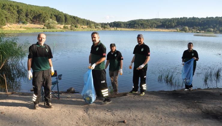 Duyarlı vatandaşlardan ormanlık alanda çevre temizliği