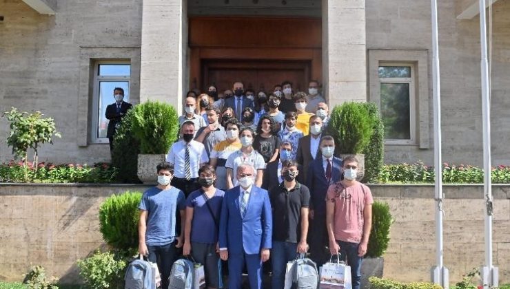 Vali Karaloğlu, YKS’de ilk bine giren öğrencileri ağırladı