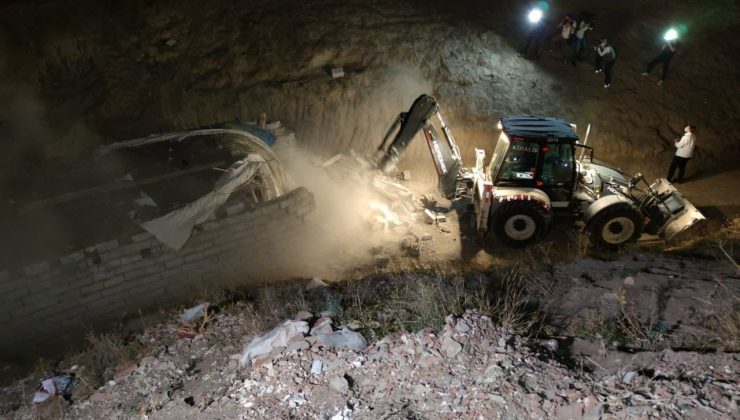 Düzensiz göçmenlerin yerleştirildiği şok evler yıktırıldı